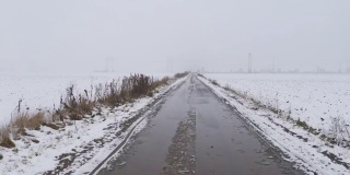 在寒冷的雪天早晨，驾车行驶在乡间的道路上，汽车行车记录仪拍下了这张照片