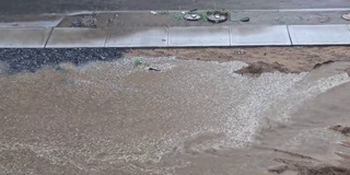 雨后道路被洪水淹没