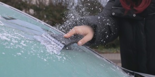 冬天开车——从结冰的挡风玻璃上刮冰——慢动作