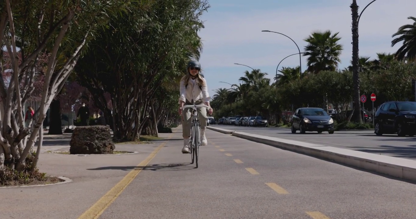 骑自行车上班的女人