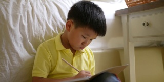 亚洲孩子用耳机在线学习。新常态研究与检疫的概念