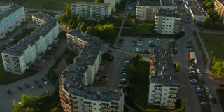 从上到下的鸟瞰图光伏太阳能电池板安装在住宅建筑的平屋顶，在一个欧洲城镇的现代地区。现代可再生电力系统