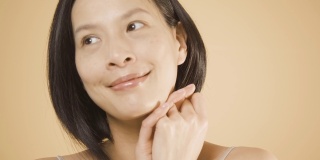 美丽的亚洲女性皮肤护理产品常规