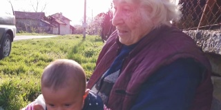 祖母手中幸福婴儿的肖像，近距离看。