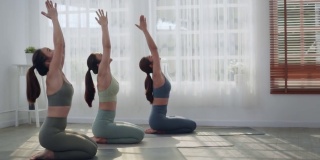 一群通过做瑜伽来学习或锻炼的亚洲妇女。
