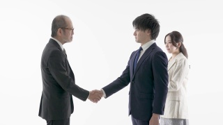 亚洲商人在白色背景上握手视频素材模板下载