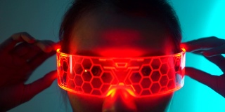 戴VR眼镜的女人:元世界的概念。