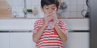 亚洲男孩为了健康喝纯净水。