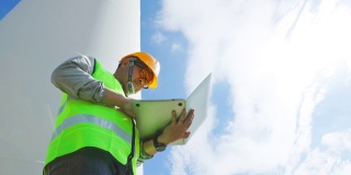 使用笔记本电脑在风力发电领域为可再生能源，清洁能源或环境保护概念发电。