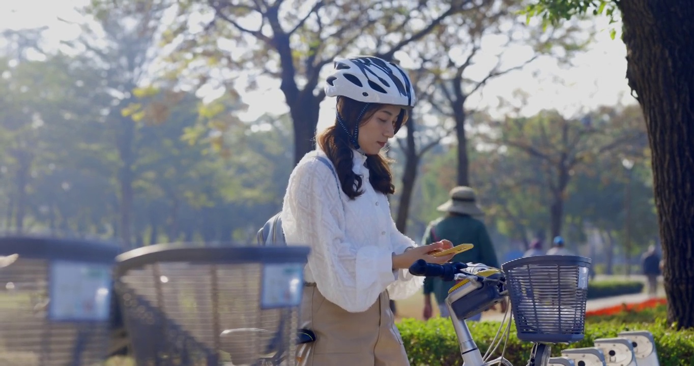 亚洲女商人在市中心租用共享自行车上班或上班