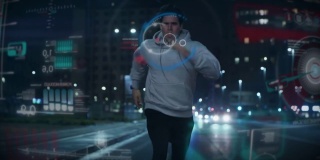 一名男子运动员利用最新的创新技术增强现实全息图在夜间市中心奋力奔跑的电影镜头。运动的概念，沉浸式技术，决心