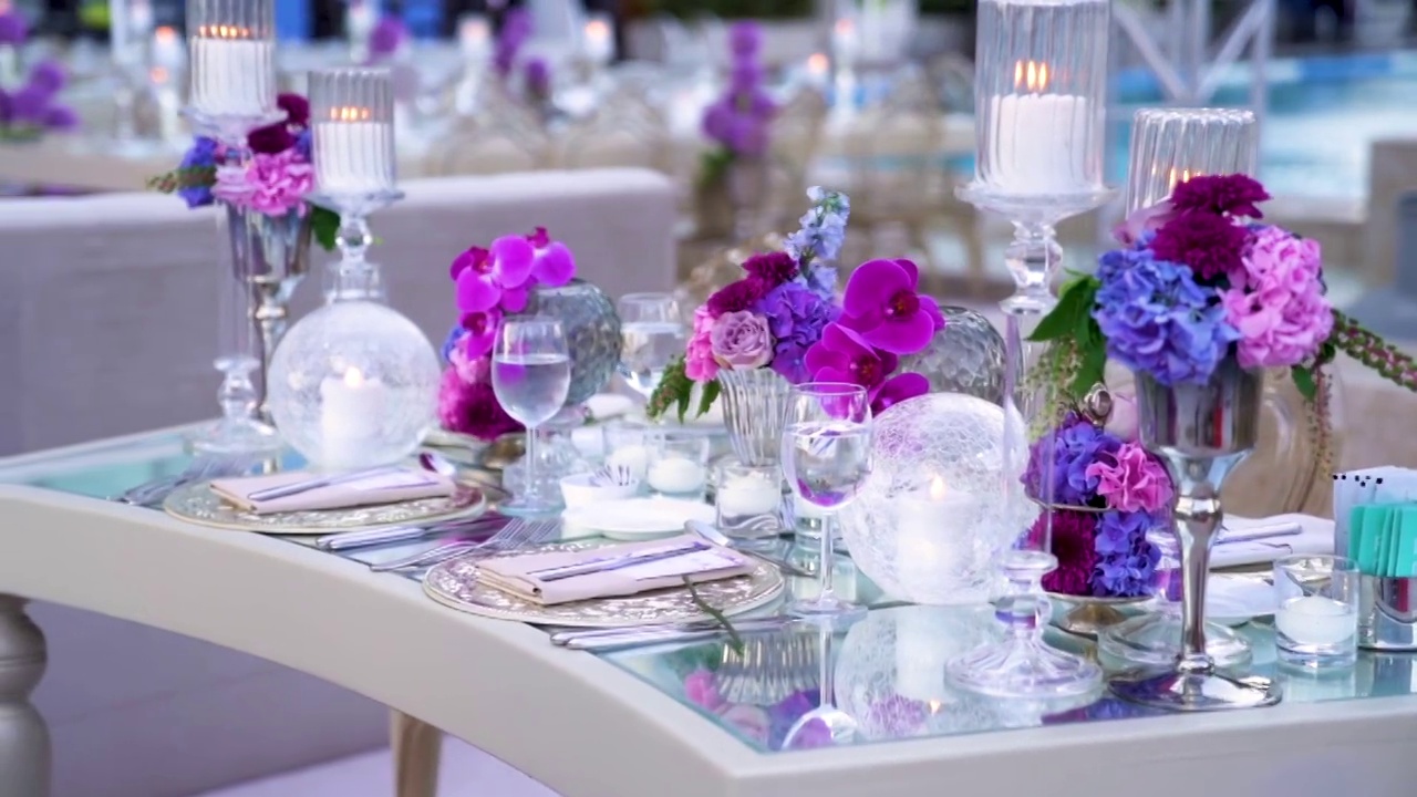 蓝紫色花婚礼餐桌装饰