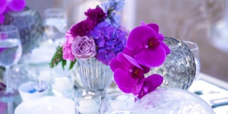 蓝紫色花婚礼餐桌装饰
