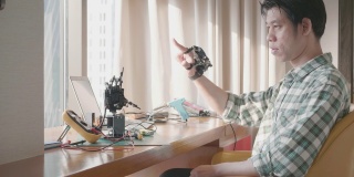 男程序员编写应用假肢机器人手臂控制机器人运动的软件