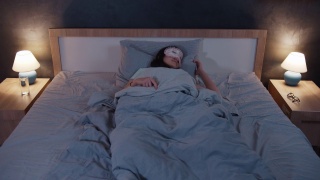 女孩有一个不安的梦，青少年在床上翻来覆去视频素材模板下载