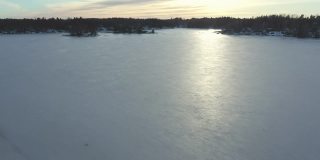 日落时分，小岛之间冰冻的海面，这张照片用无人机拍得很漂亮。