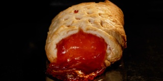 时间推移-红草莓酱面包在电烤箱烘烤:近距离