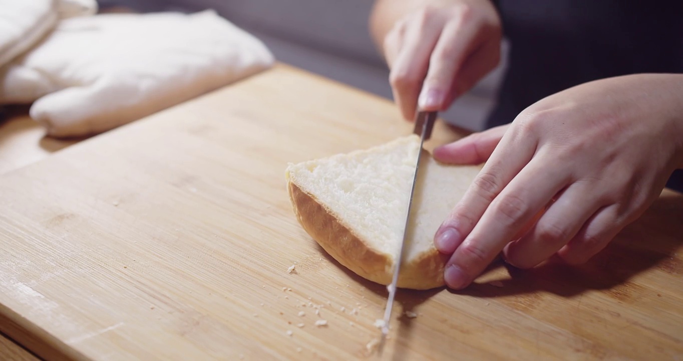 新鲜的自制日本烤软而蓬松的面包或三明治的shokupan面包，作为家庭厨房流行的北海道牛奶面包
