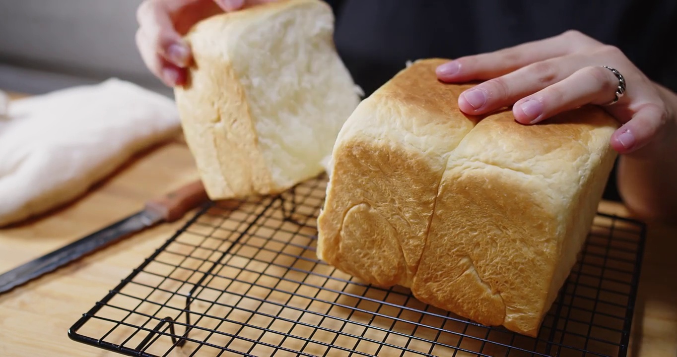 新鲜的自制日本烤面包软而蓬松的面包或shokupan面包，流行于家庭厨房的北海道牛奶面包