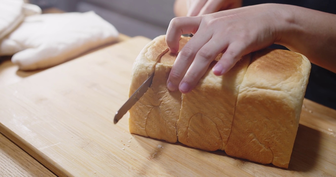 新鲜的自制日本烤软而蓬松的面包条或三明治的shokupan面包，作为家庭厨房流行的北海道牛奶面包