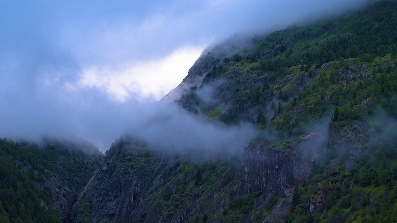 瑞士一个迷雾峡谷的电影航拍