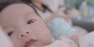 近距离观察亚洲新生儿的脸。