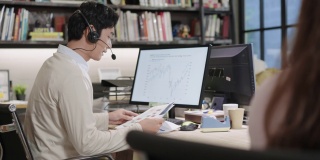 亚洲呼叫中心代理，亚洲男性接线员以最专业的方式在工作站与客户打交道