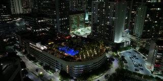 夜间航拍视频迈阿密四季酒店4k泳池甲板豪华