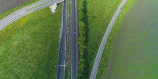 道路与汽车顶视图。城外高速公路，田野公路的边缘