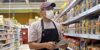 杂货店经理在超市工作时保持社交距离