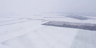 田园诗般的冬日田园风光覆盖着皑皑白雪，在寒冷雾蒙蒙的清晨鸟瞰