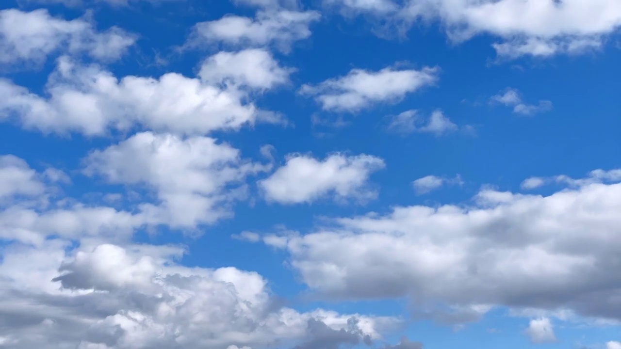 一簇积云在蓝天上扩散和漂移的镜头。Cloudscape在日本