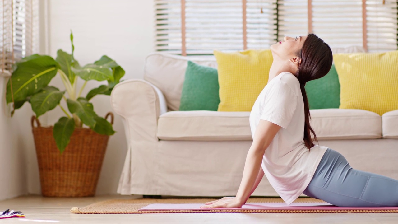 冷静的健康年轻女性深呼吸和冥想与瑜伽在家里,瑜伽概念