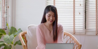幸福企业家美丽的商业亚洲年轻女性使用手机在线购物，享受与社交媒体和笔记本电脑在家里。小型创业。网上银行