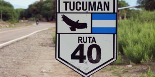 阿根廷高速公路背景上的路牌40号