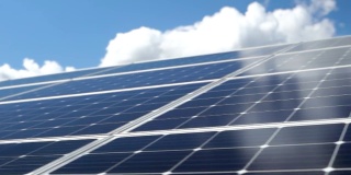 在一块巨大的太阳能电池板上慢慢摇摄。光伏面板。替代的生态能源生产方法