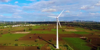 在高原多云的天空中，用于能源生产的强大风力涡轮机农场的鸟瞰图。为可持续发展提供清洁可再生能源。
