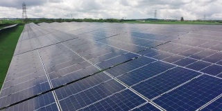 近距离的太阳能电站面板在绿色能源领域电生态创新自然环境。农田旁边的太阳能电池板。可再生能源