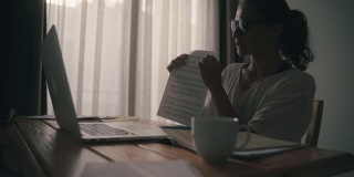 一名年轻的女音乐老师用笔记本电脑上了一节在线课程