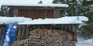 爱沙尼亚木屋上的木柴和厚厚的积雪