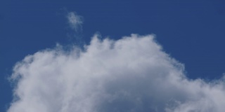 特写4K延时视频白色的大云在蓝色阳光灿烂的天空。夏日蔚蓝多云的天空时光流逝。驾驶飞机穿过云层的效果。