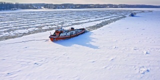 冬天的破冰船。冰冻河流的鸟瞰图。