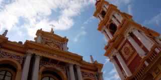 教堂和钟塔正面的底部视图(Basílica De San Francisco, Salta，阿根廷)