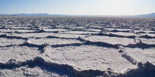 大型盐田(Salinas Grandes，阿根廷)盐层表面