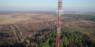 电信塔的背景是农村的蓝天
