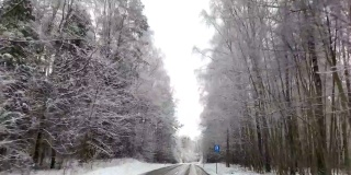 冬季驾驶-驾驶在雪乡公路- POV镜头