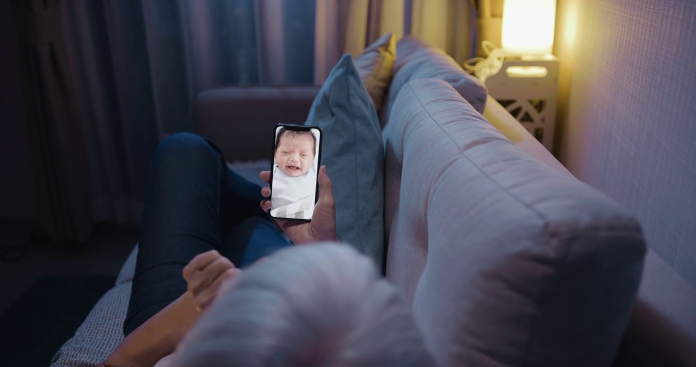 祖父母用智能手机和刚出生的孙子视频通话