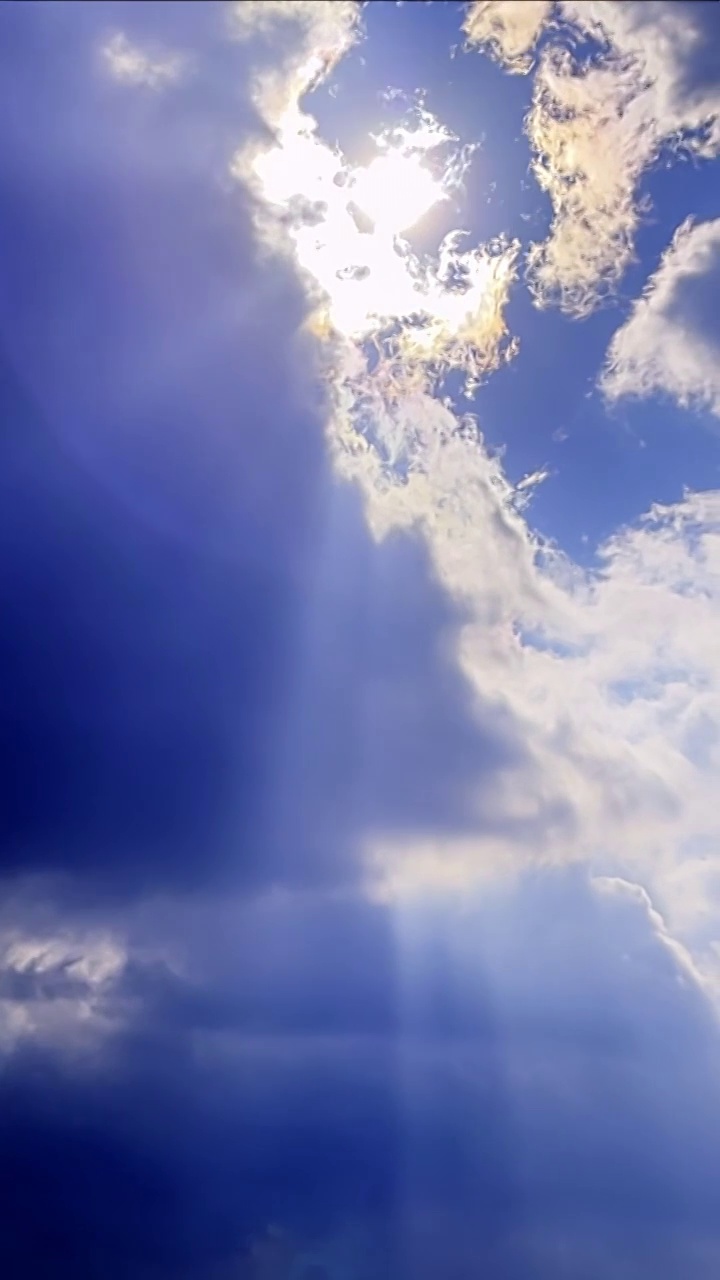 太阳和彩虹云现象显示在一个洞移动的云