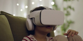 一个小男孩戴着VR头盔在家