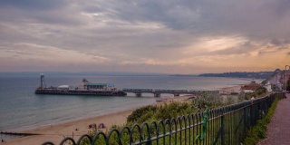 日落时分，英国多塞特郡伯恩茅斯码头和海滨的4K延时照片。